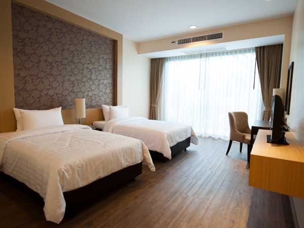 Image of a hotel room.